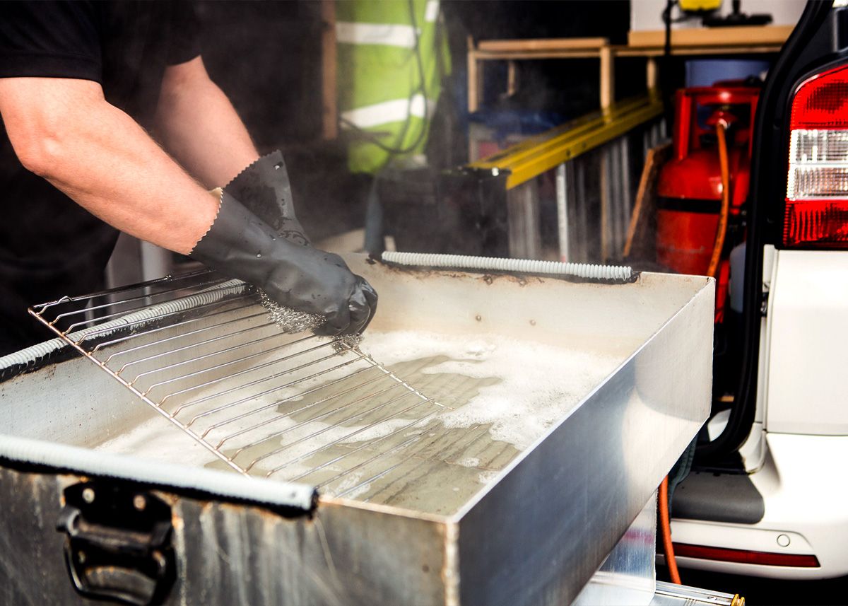 Cleaning an oven