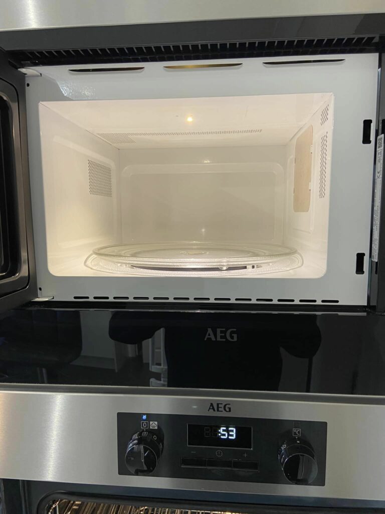a clean microwave