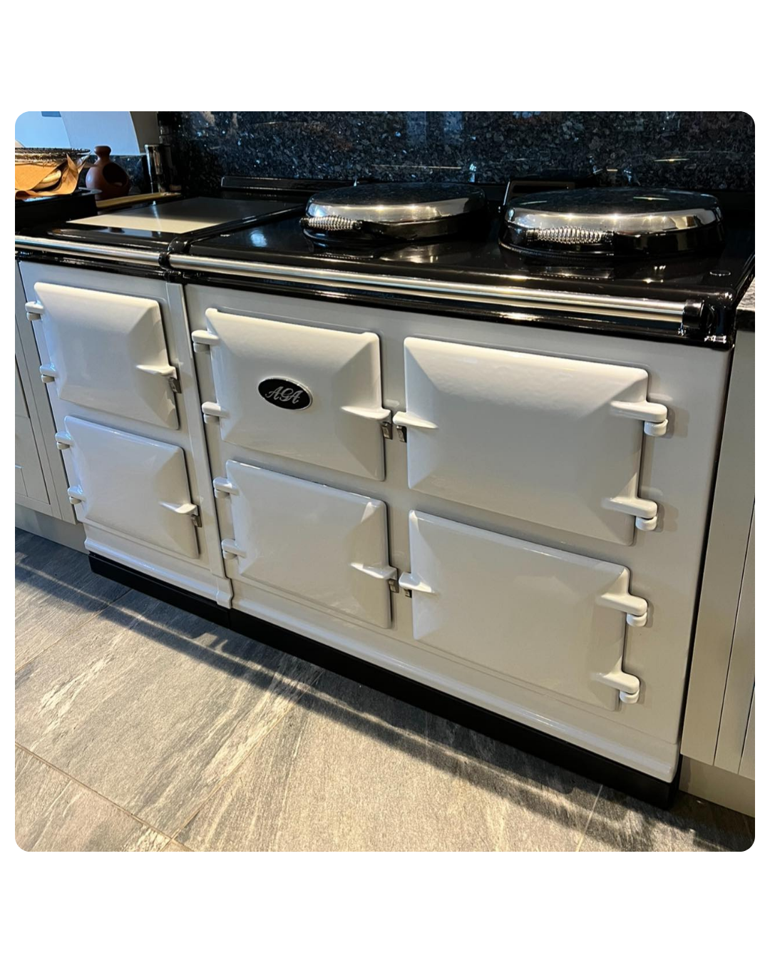 a picture of the outside of a clean aga