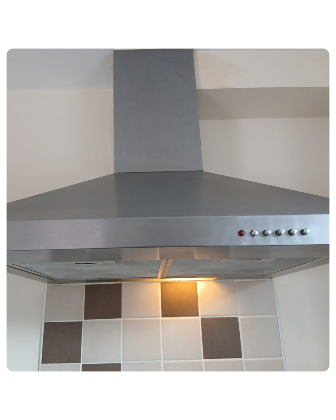 Grease-free cooker hood after professional cleaning
